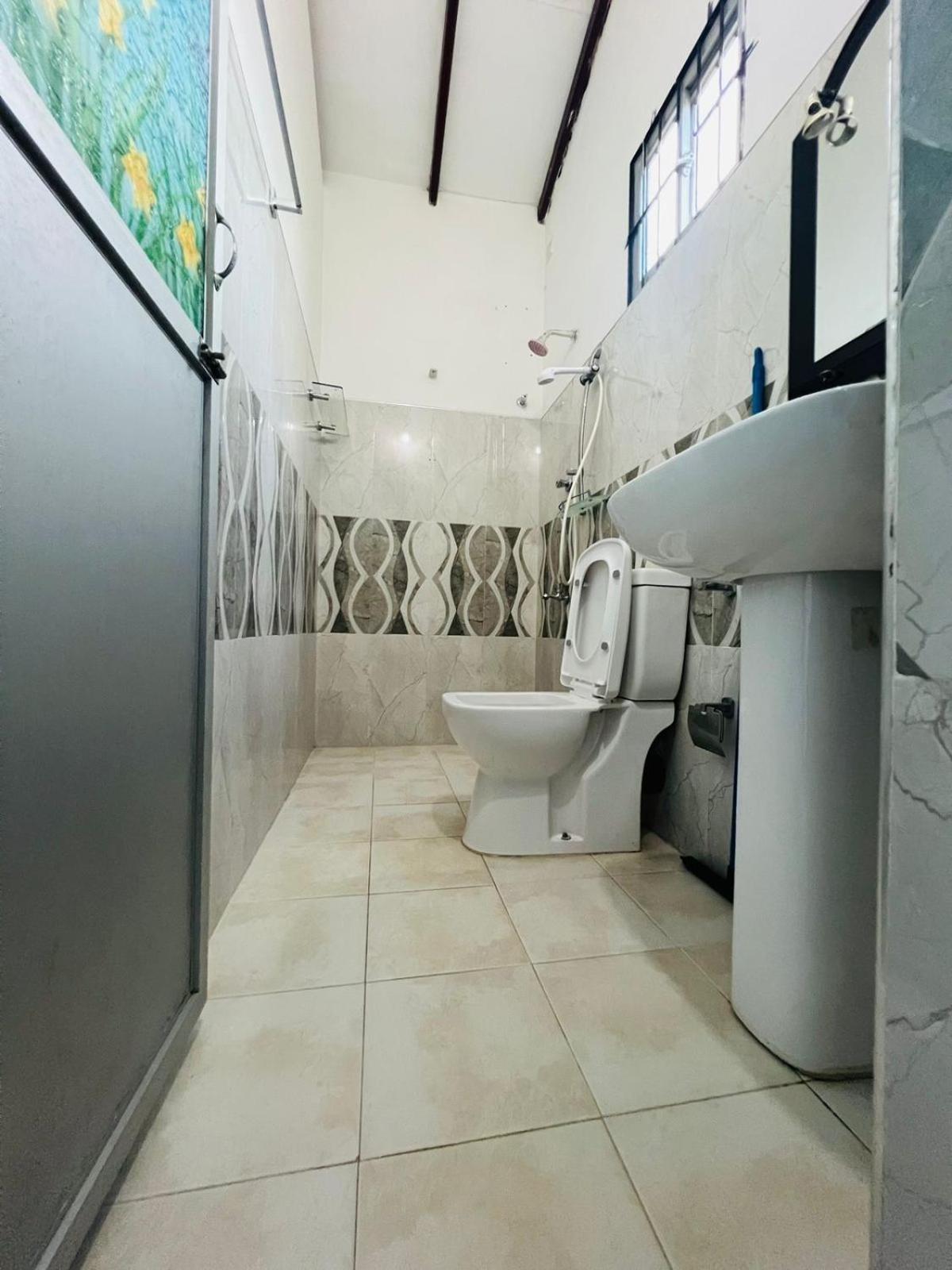 Honey Beach Hostel Negombo Bagian luar foto